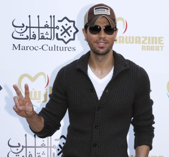 Cantor Enrique Iglesias posa durante coletiva do 12º Festival Internacional de Música Mawazine World Rhythms, em Rabat | REUTERS/Youssef Boudlal