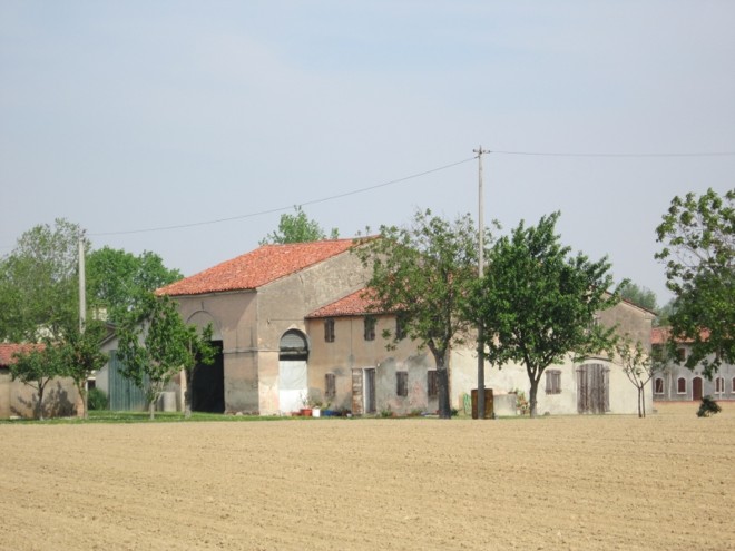Além de residências urbanas, o livro também traz imagens de casas rurais do Vêneto: lá, o galpão para animais costuma ficar próximo à casa central |