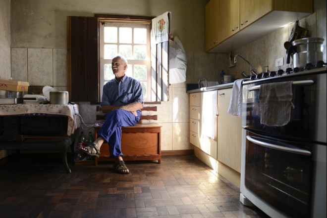 O aposentado Waldomiro Lass na cozinha aconchegante: casa centenária recebe sol por todas as janelas |