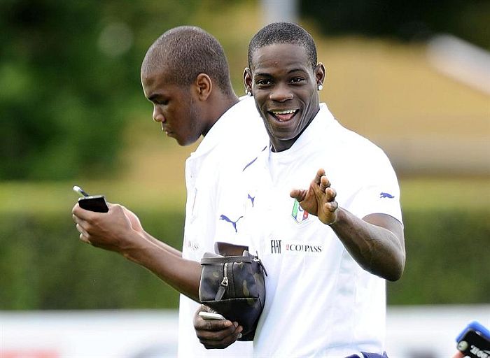 Planejamento da Itália é deixar Balotelli curado para a partida contra a República Tcheca, pelas Elimiinatórias da Copa | Carlo Ferraro / EFE
