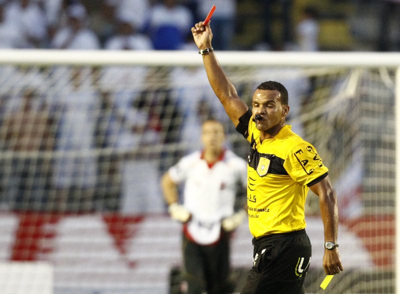 Edivaldo Elias da Silva foi sorteado para comandar o primeiro Atletiba decisivo do Paranaense | Daniel Castellano / Gazeta do Povo
