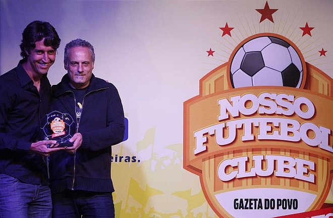 Dirceu, do Londrina, recebe o prêmio de melhor zagueiro do chargista Tiago Recchia | 