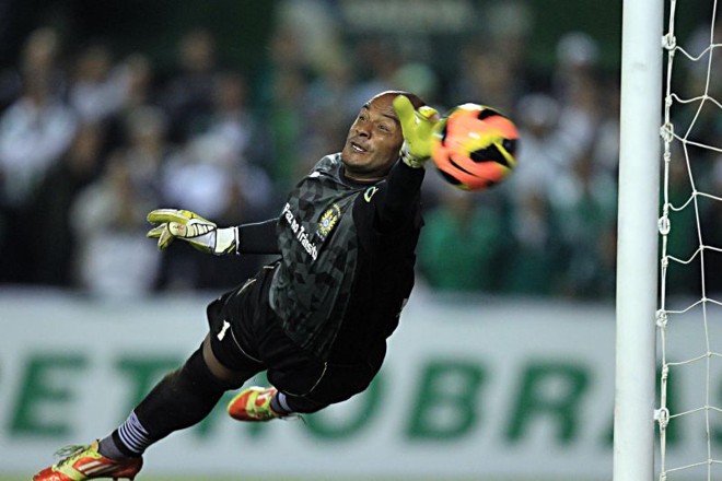 Goleiro Jairo, do Nacional, salta em direção à bola |