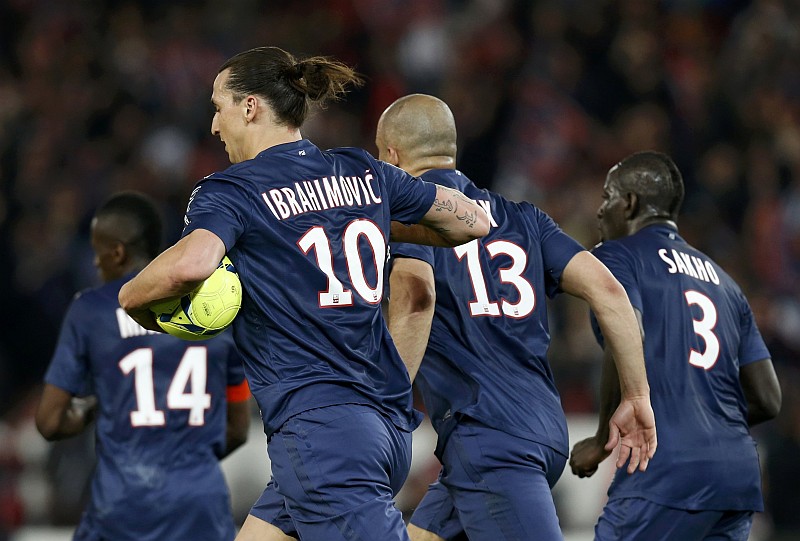 Alex (13) fez o gol do empate do PSG, que está próximo do título francês | Gonzalo Fuentes / Reuters
