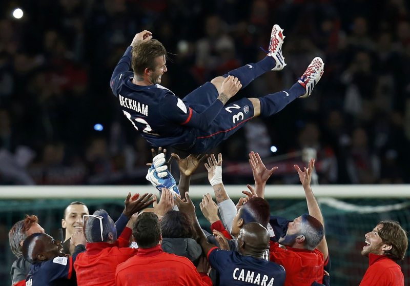 David Beckham é jogado para o alto pelos companheiros após a despedida no Parc des Princes | Gonzalo Fuentes / Reuters