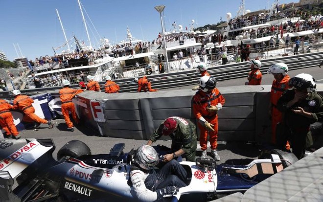 Pastor Maldonado recebe atendimento médico após acidente |