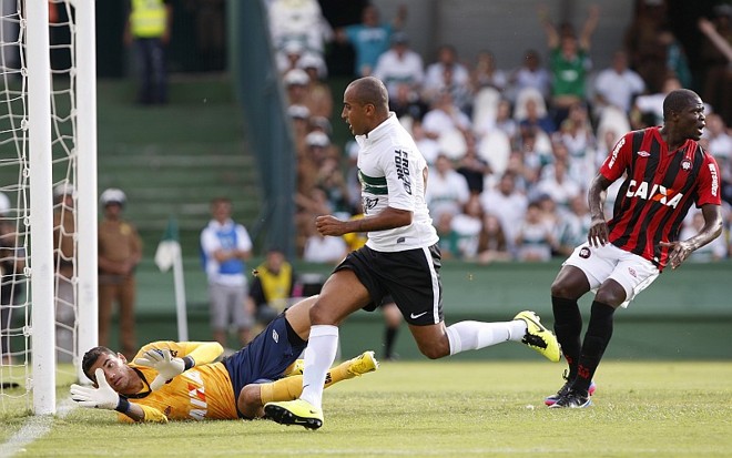 Deivid foi decisivo na vitória do Atletiba do 1º turno por 2 a 1 |