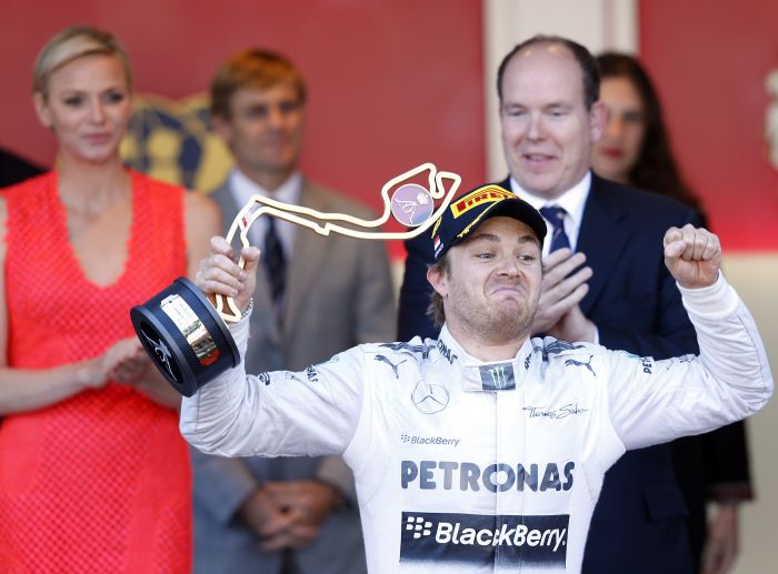 Rosberg ergue seu troféu e comemora à frente do príncipe e da princesa de Mônaco | Reuters