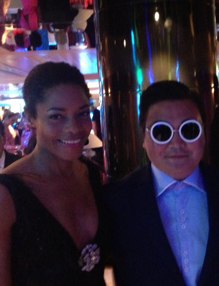 A atriz Naomie Harris com o falso Psy em Cannes | Reprodução / Twitter