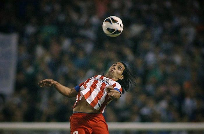 Falcao Garcia domina a bola no empate que garantiu o Atlético de Madrid na Champions | EFE