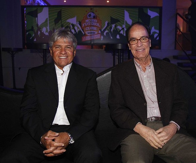 O técnico do sub-23, Arthur Bernardes, e o diretor de futebol do Atlético, Antonio Lopes, na premiação | 
