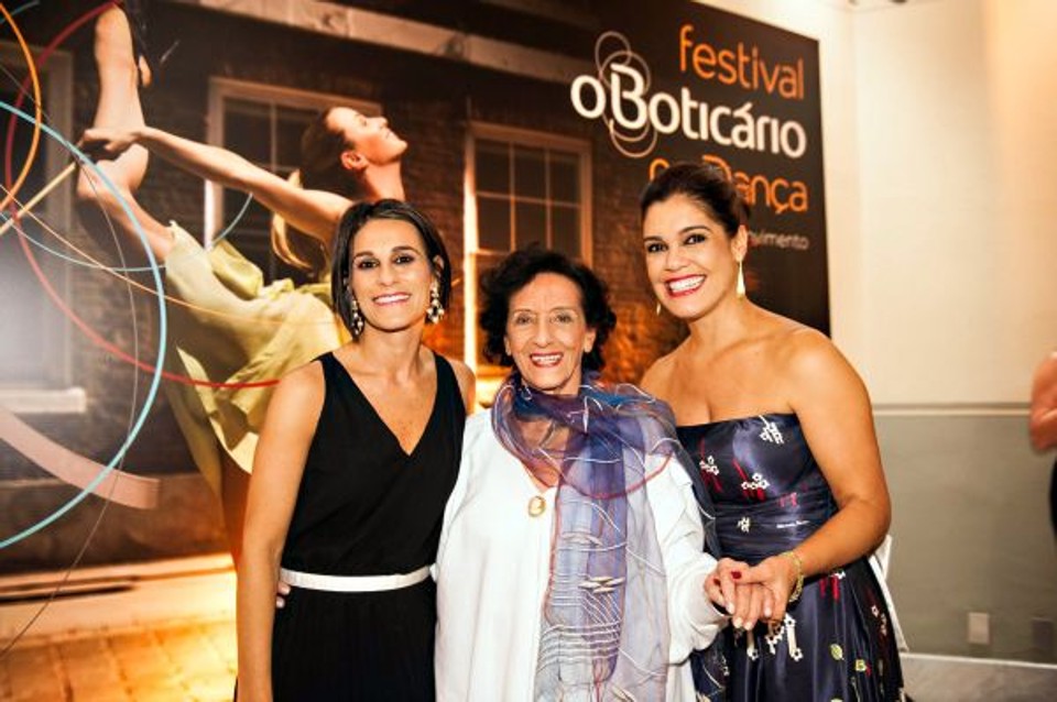 Ana Ferrell (à esq.), diretora de Branding & Comunicação de O Boticário, e a diretora executiva da marca, Andrea Mota (à dir.), com a bailarina e coreógrafa Angel Vianna, que foi homenageada durante a avant-première do Festival O Boticário na Dança. A apresentação, para convidados, foi nesta segunda-feira no Theatro São Pedro, em São Paulo | André Capelletti