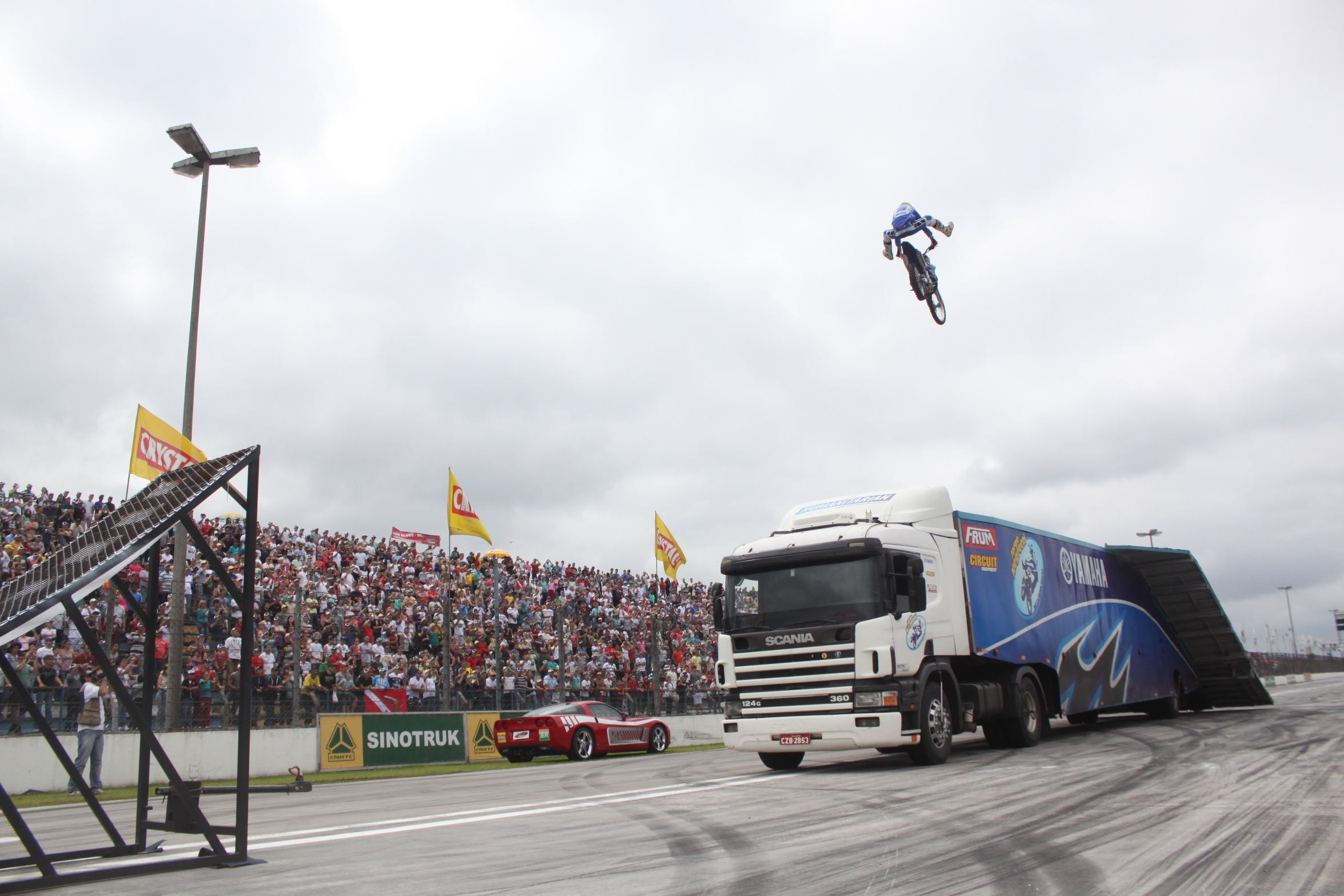 Os pilotos saltarão sobre uma carreta e farão manobras  a mais de 10 metros de altura | Divulgação