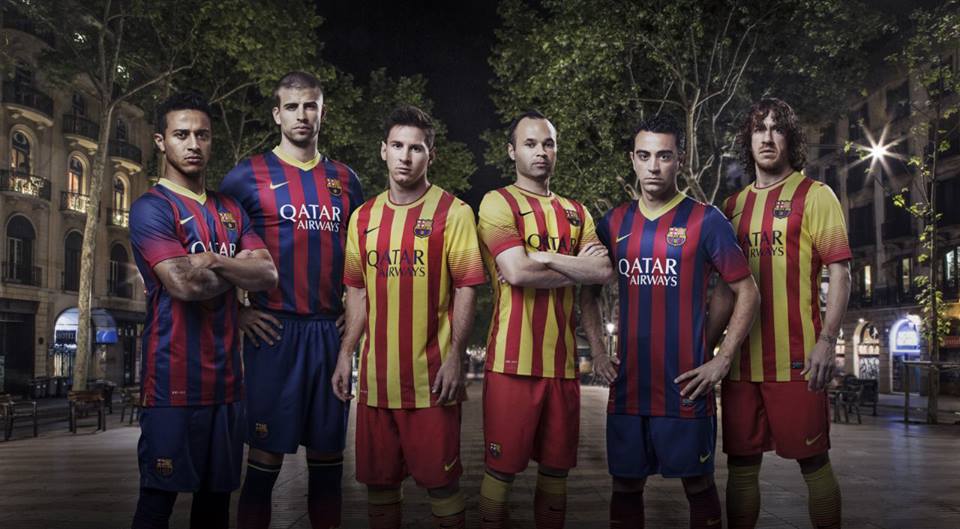 Thiago Alcântara, Piqué, Messi, Iniesta, Xavi e Puyol mostram as novas camisas do Barcelona | Reprodução Facebook Barcelona