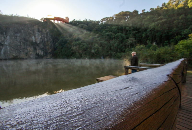 O amanhecer de ontem no Parque Tanguá, em Curitiba: capital teve geada e mínima de 4,8°C | Daniel Castellano/ Gazeta do Povo