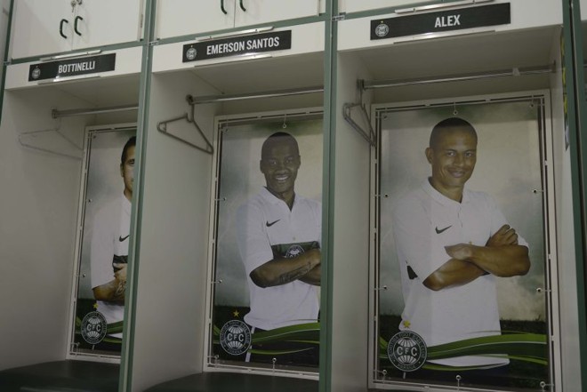 Detalhe do vestiário alviverde, com nome e fotos dos jogadores nos armários individuais | 