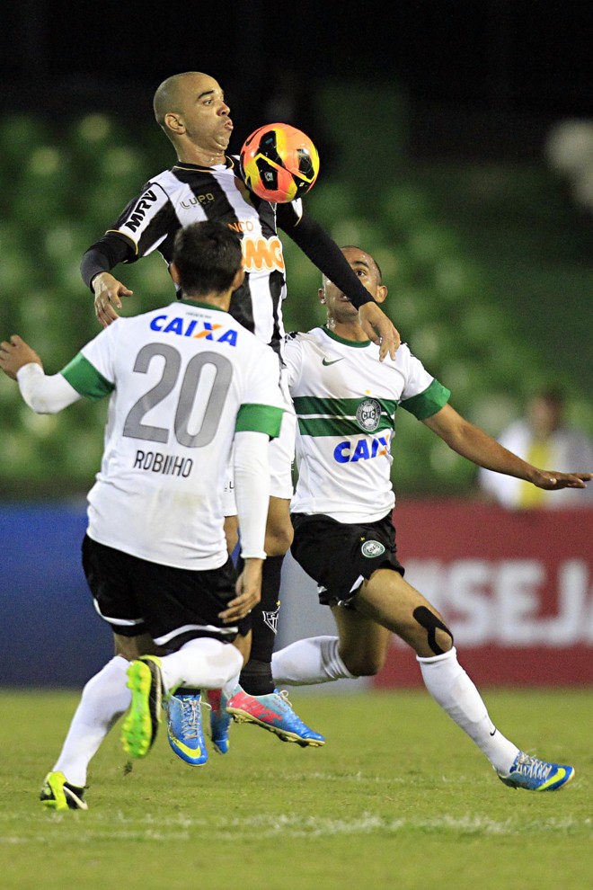 Tardelli domina a bola entre Robinho e Gil | 