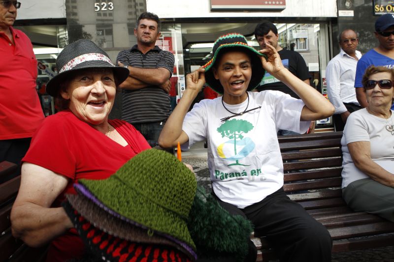 A senadora Marina Silva concedeu entrevista no prédio histórico da UFPR e depois fez uma caminhada pela Rua XV de Novembro para angariar simpatizantes para a formação da nova legenda: Rede Sustentabilidade | Aniele Nascimento / Agência de Notícias Gazeta do Povo