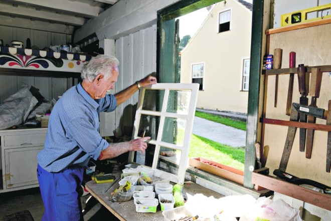 Waldomiro Lass passa os dias restaurando a casa da família na Avenida Manoel Ribas |