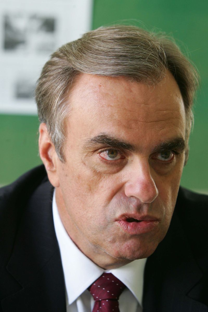 Castelo Branco: necessidade de telefone para o cidadão | Daniel Castellano/ Gazeta do Povo