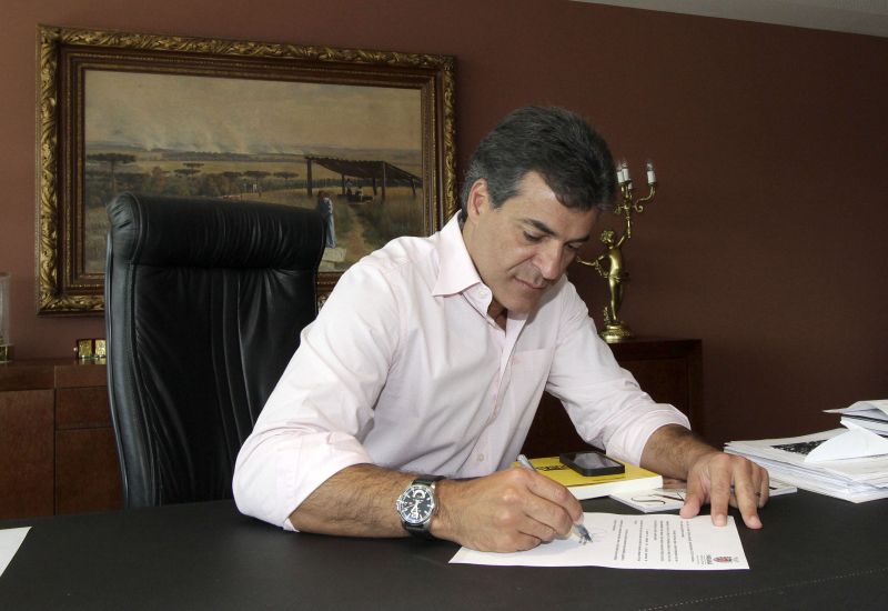 Beto Richa assinou ontem novo projeto de reajuste dos servidores. Texto será votado hoje na Assembleia | ANPr