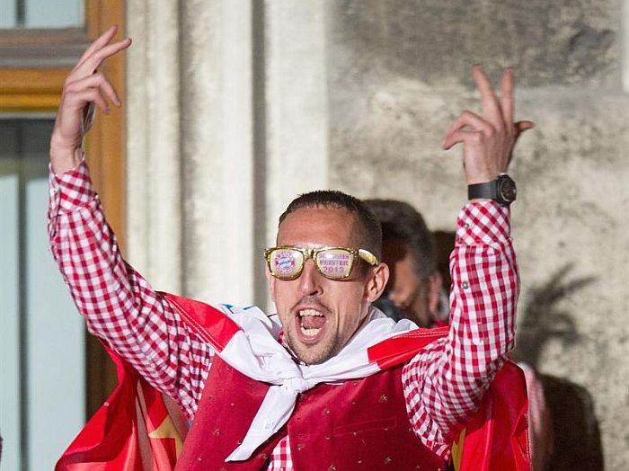 Ribéry comemora o título alemão do Bayern no último final de semana: decisão da Liga dos Campeões tira o francês do amistoso contra o Brasili | Marc Mueller / EFE