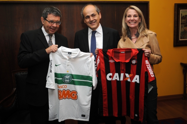 O embaixador da Grã-Bretanha no Brasil, Alan Charlton (à esq.), ganhou camisas do Coritiba (time de Gustavo Fruet) e do Atlético (time de Mirian Gonçalves), na visita que fez à prefeitura ontem | Everson Bressan
