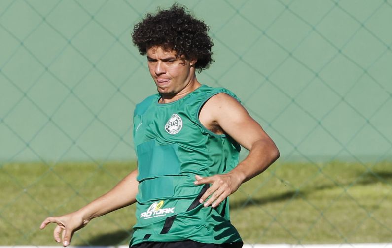 Victor Ferraz pode desfalcar o Coxa em mais um Atletiba | Daniel Castellano / Gazeta do Povo