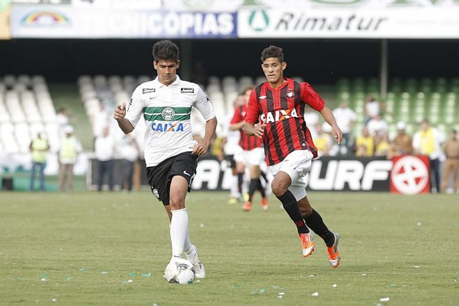 Leandro Almeida e Crislan brigam pela bola | 