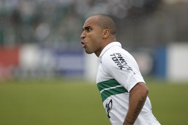 Deivid comemora gol do Coritiba logo a 4 minutos de partida |