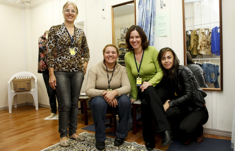 Da esquerda para a direita, Tanea Ponzoni (atendente), Siler Nogueira (supervisora), Lisie Lipnharski (proprietária) e Keila Goulart (auxiliar de costura). O segredo na Help Roupas é leveza e confiança | Andre Rodrigues/ Gazeta do Povo