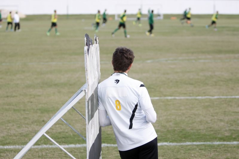 Auxiliar técnico Tcheco observa o treino do Coritiba | Henry Milléo / Gazeta do Povo