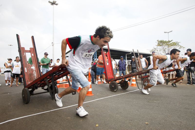 Mesmo vazios, carrinhos pesam 75 quilos | André Rodrigues/Agência de Notícias Gazeta do Povo