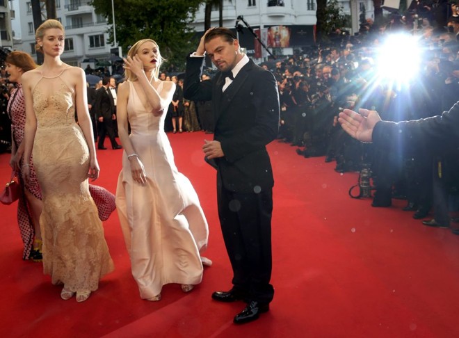 Batalhão de fotógrafos recebem Elizabeth Debicki (à esquerda, Carey Mulligan e Leonardo DiCaprio no tapete vermelho de Cannes |