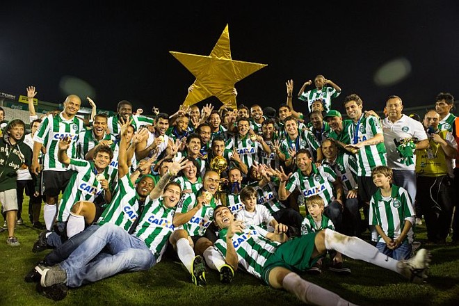Elenco do Coritiba faz a festa no gramado do Couto Pereira | 