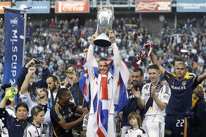 Em 2012, Beckham ergueu o troféu de campeão da Liga Americana de Futebol pelo Los Angeles Galaxy |