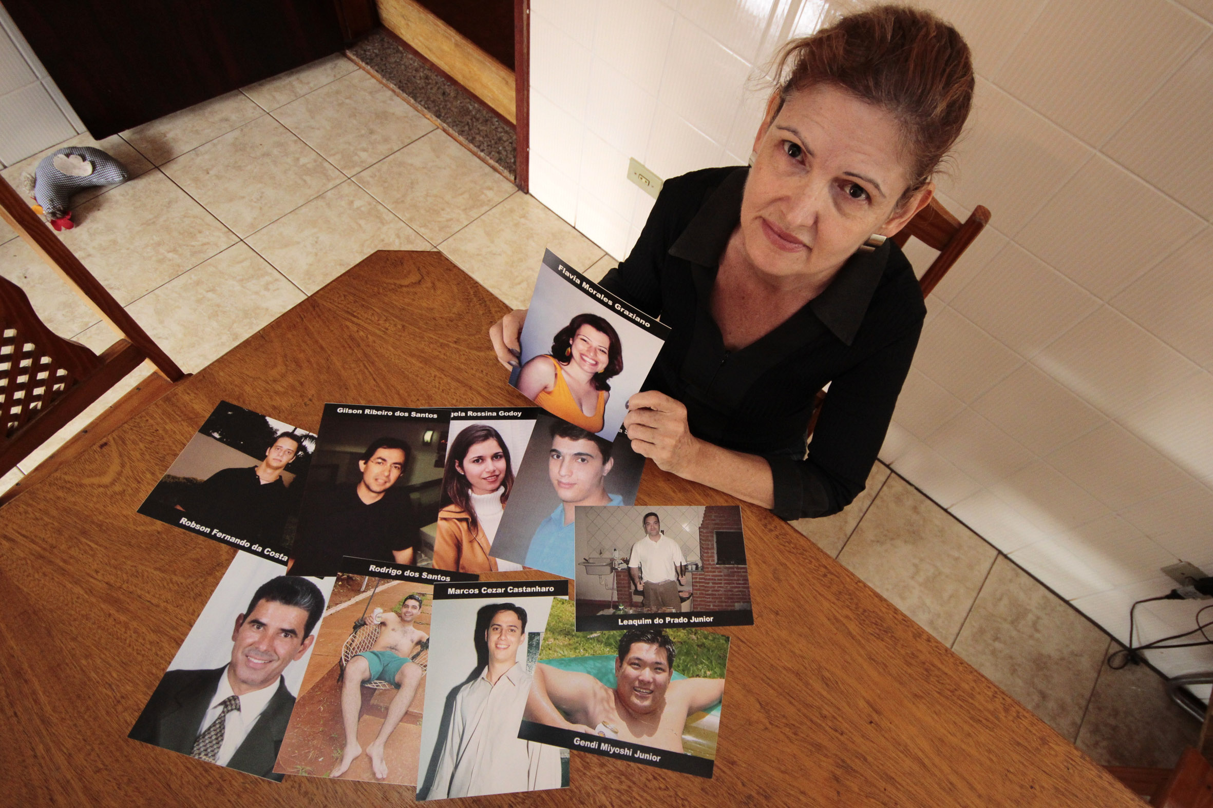 Hilda mostra a foto da filha e das outras pessoas que morreram no acidente em 2003 | Ivan Amorin / Gazeta Maringá