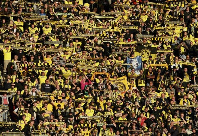 Torcida do Borussia deu um colorido bonito ao estádio de Wembley |