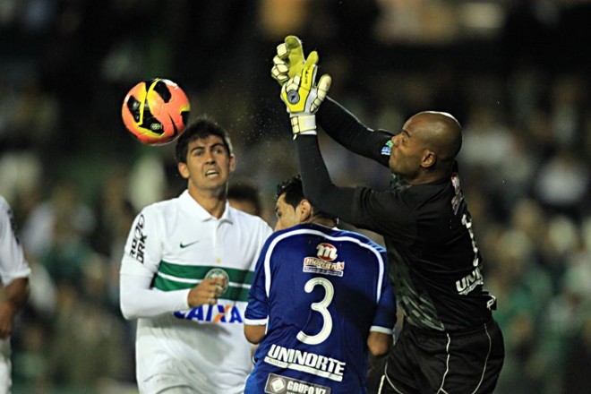 Leandro Almeida em disputa com o goleiro Jairo, do Nacional |