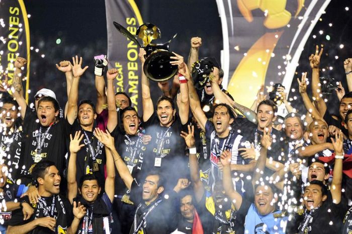 Jogadores do Monterrey comemoram com o troféu da Liga dos Campeões da Concacaf | Miguel Sierra / EFE