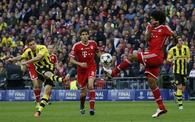 Lewandowski chuta, mas é interceptado pelo zagueiro Dante |