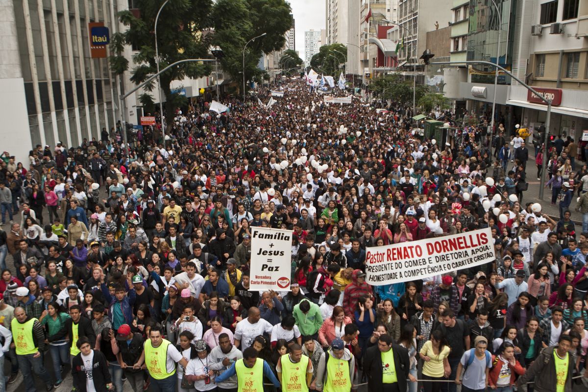 Entre as ruas que concentravam milhares de pessoas, em sua maioria jovens e adultos, está a Marechal Deodoro | Marcelo Andrade / Agência de Notícias Gazeta do Povo