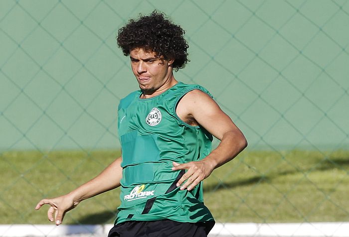 Victor Ferraz segue como dúvida no Coritiba para o primeiro Atletiba decisivo | Daniel Castellano / Gazeta do Povo