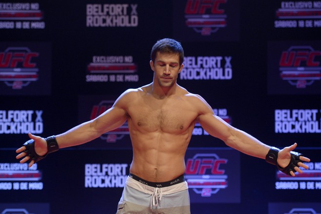 Rockhold enfrenta o brasileiro neste sábado, em Jaraguá |