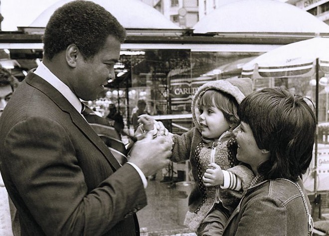 Muhammad Ali durante passeio pela Rua XV em 1987: curitibanos não acreditavam na visita | João Bruschz/ Gazeta do Povo