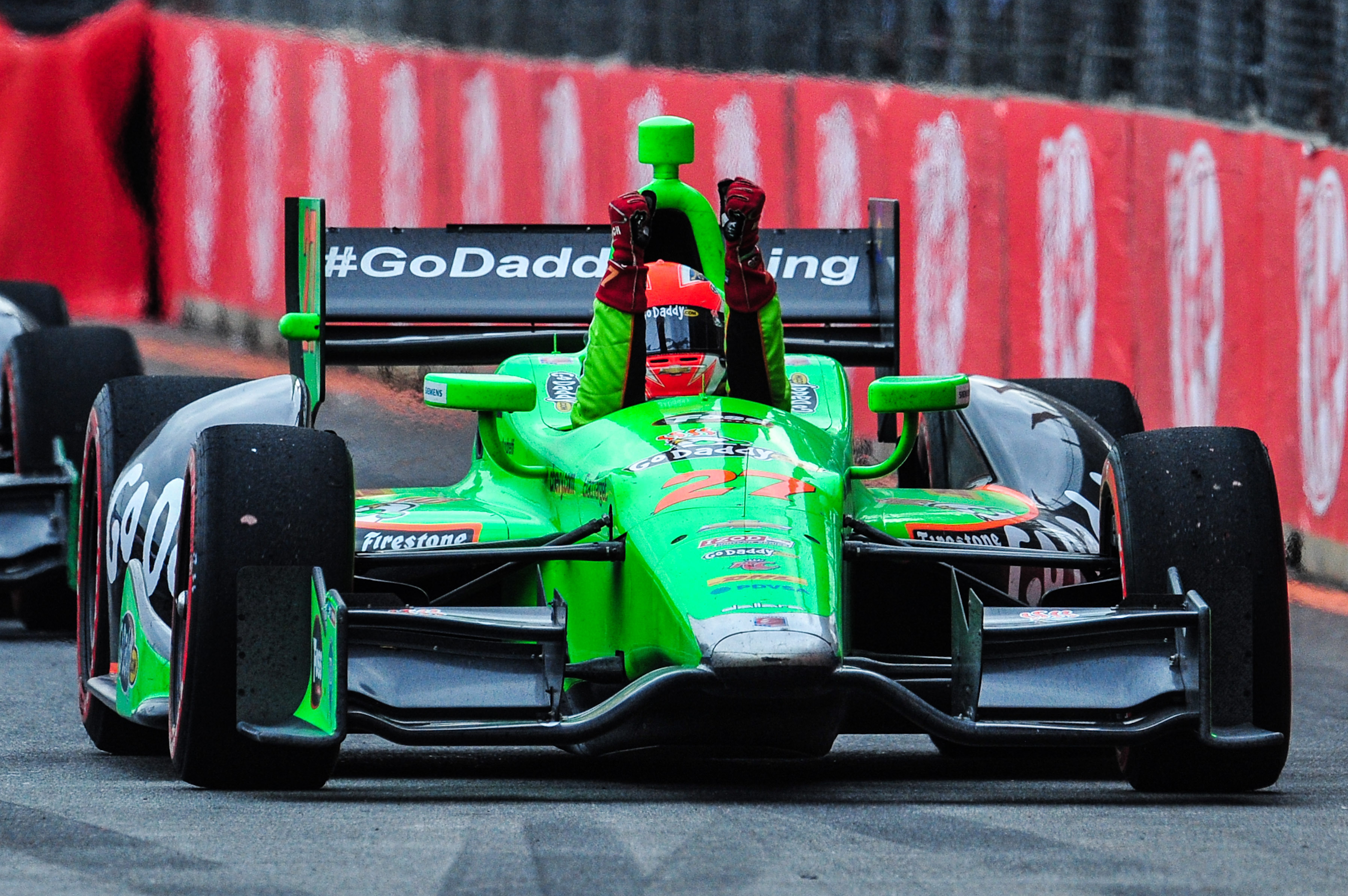 O canadense James Hinchcliffe comemora a vitória emocionante na etapa São Paulo da Fórmula Indy 300 2013 | Claudio Capucho/ Fotoarena