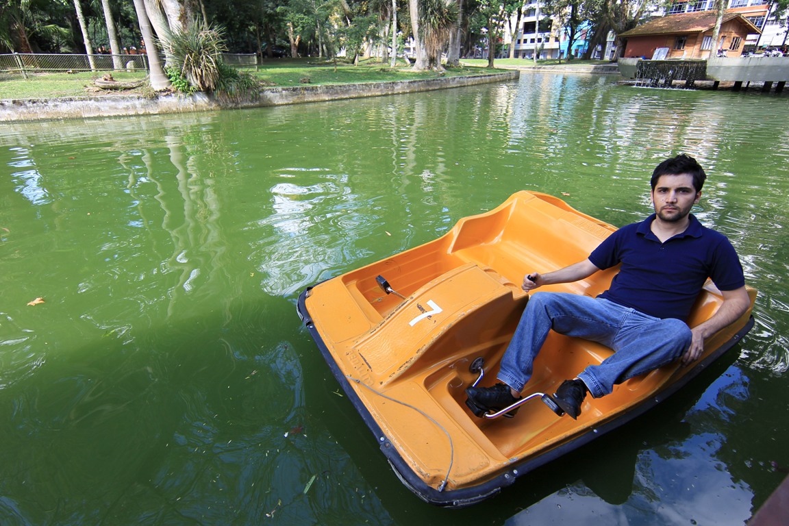Gilberto Muller se classifica como o "aquacicloboy" do Passeio. Ele é responsável por colocar os pedalinhos nas águas do parque. | Ivonaldo Alexandre