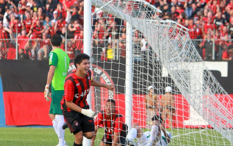 Zezinho, que marcou no último Atletiba, espera ganhar chance e se firmar no time principal do Atlético | Daniel Castellano / Gazeta do Povo