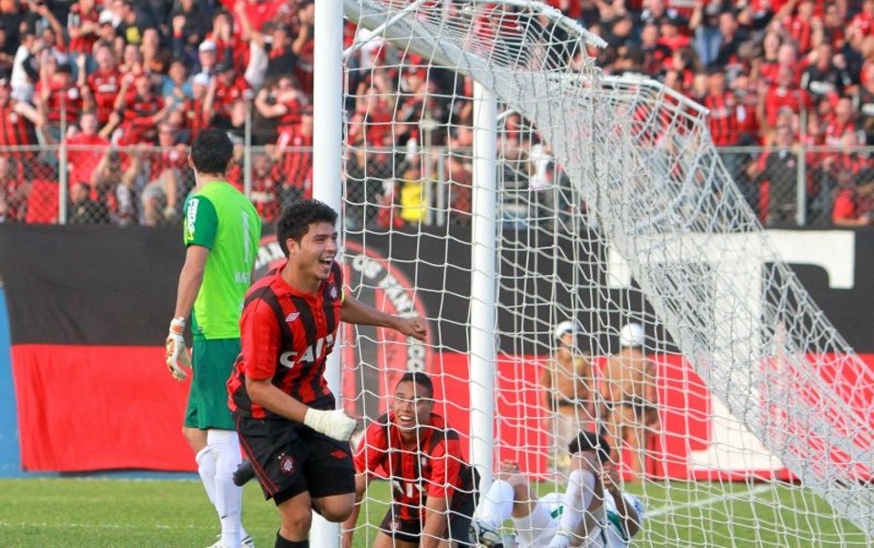 Zezinho, que marcou no último Atletiba, espera ganhar chance e se firmar no time principal do Atlético | Daniel Castellano / Gazeta do Povo