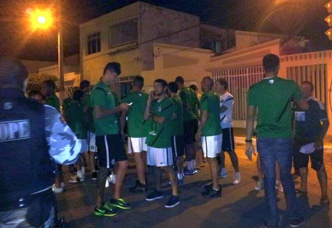 Jogadores ficaram na rua enquanto aguardavam um novo ônibus |